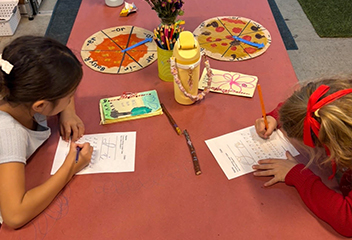 352x240 kids at table